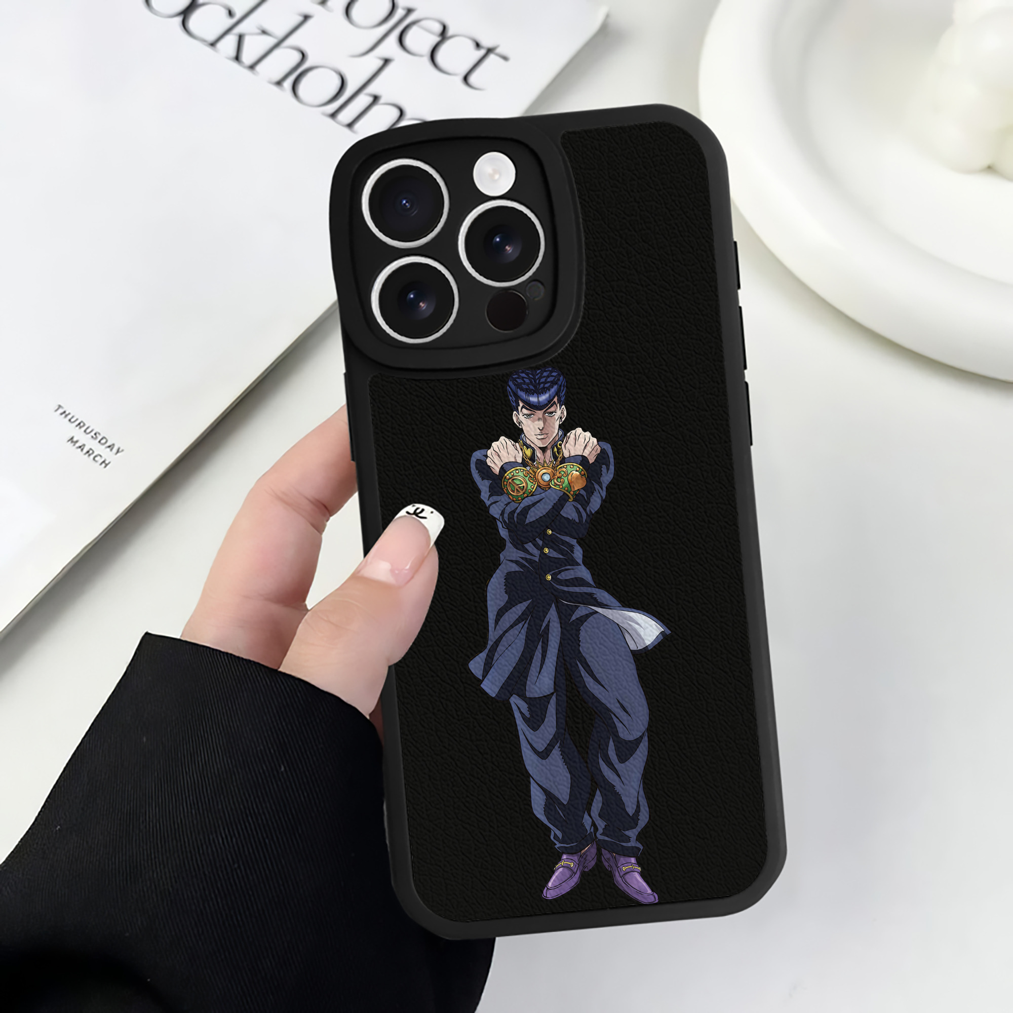 （画像用） ジョジョの奇妙な冒険 ひがしかた じょうすけ JoJo's Bizarre Adventure Higashikata Josuke 【iPhone 16シリーズ対応】シリコンスマホケース（レザー調） 材質：シリコン